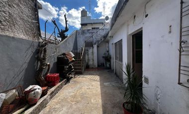 Casa lote propio en venta + monoambiente Lanús