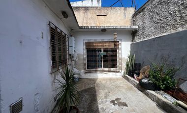 Casa lote propio en venta + monoambiente Lanús