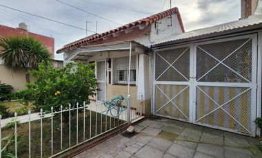 Casa estilo chalet 3 amb venta c/parque y cochera