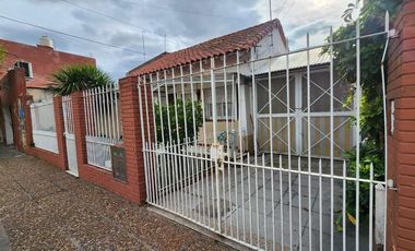 Casa estilo chalet 3 amb venta c/parque y cochera