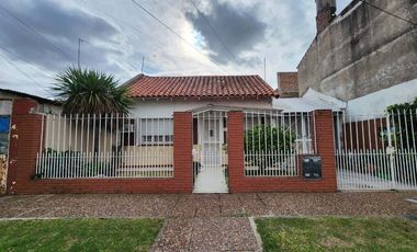 Casa estilo chalet 3 amb venta c/parque y cochera