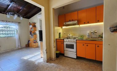 Casa estilo chalet 3 amb venta c/parque y cochera