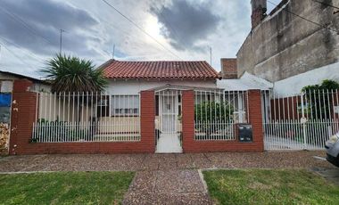 Casa estilo chalet 3 amb venta c/parque y cochera