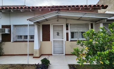 Casa estilo chalet 3 amb venta c/parque y cochera