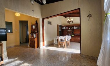 Casa estilo chalet 3 amb venta c/parque y cochera