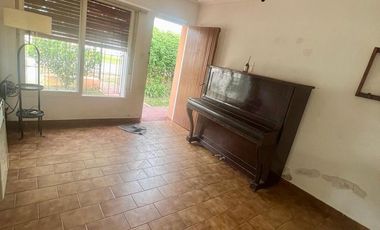 VENTA, CASA 4  AMBIENTES EXCELENTE CONECTIVIDAD