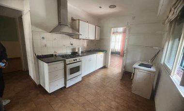 VENTA, CASA 4  AMBIENTES EXCELENTE CONECTIVIDAD