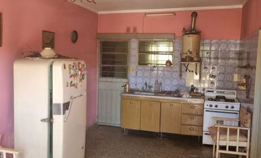 VENTA CASA A REFACCION CERCA ESTACION DE F. VARELA