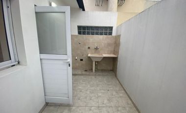 DEPARTAMENTO CON DOS PATIOS  EN LANÚS OESTE