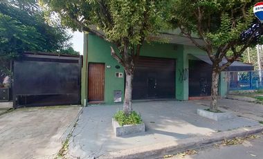 VENTA CASA 4 AMB CON COCHERA Y LOCAL VARELA CENTRO