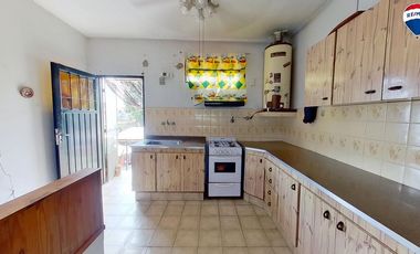 VENTA CASA 4 AMB CON COCHERA Y LOCAL VARELA CENTRO