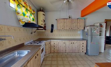 VENTA CASA 4 AMB CON COCHERA Y LOCAL VARELA CENTRO