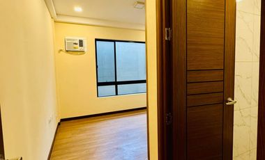 𝐅𝐎𝐑 𝐋𝐄𝐀𝐒𝐄: 𝐌𝐨𝐝𝐞𝐫𝐧 𝟒-𝐁𝐑 𝐓𝐨𝐰𝐧𝐡𝐨𝐮𝐬𝐞 𝐰/ 𝐌𝐚𝐢𝐝𝐬 𝐑𝐨𝐨𝐦 & 𝐂𝐚𝐫 𝐆𝐚𝐫𝐚𝐠𝐞 𝐚𝐭 𝐌𝐚𝐤𝐚𝐭𝐢 𝐂𝐢𝐭𝐲!