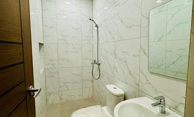 𝐅𝐎𝐑 𝐋𝐄𝐀𝐒𝐄: 𝐌𝐨𝐝𝐞𝐫𝐧 𝟒-𝐁𝐑 𝐓𝐨𝐰𝐧𝐡𝐨𝐮𝐬𝐞 𝐰/ 𝐌𝐚𝐢𝐝𝐬 𝐑𝐨𝐨𝐦 & 𝐂𝐚𝐫 𝐆𝐚𝐫𝐚𝐠𝐞 𝐚𝐭 𝐌𝐚𝐤𝐚𝐭𝐢 𝐂𝐢𝐭𝐲!