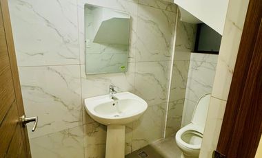 𝐅𝐎𝐑 𝐋𝐄𝐀𝐒𝐄: 𝐌𝐨𝐝𝐞𝐫𝐧 𝟒-𝐁𝐑 𝐓𝐨𝐰𝐧𝐡𝐨𝐮𝐬𝐞 𝐰/ 𝐌𝐚𝐢𝐝𝐬 𝐑𝐨𝐨𝐦 & 𝐂𝐚𝐫 𝐆𝐚𝐫𝐚𝐠𝐞 𝐚𝐭 𝐌𝐚𝐤𝐚𝐭𝐢 𝐂𝐢𝐭𝐲!