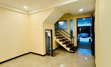 𝐅𝐎𝐑 𝐋𝐄𝐀𝐒𝐄: 𝐌𝐨𝐝𝐞𝐫𝐧 𝟒-𝐁𝐑 𝐓𝐨𝐰𝐧𝐡𝐨𝐮𝐬𝐞 𝐰/ 𝐌𝐚𝐢𝐝𝐬 𝐑𝐨𝐨𝐦 & 𝐂𝐚𝐫 𝐆𝐚𝐫𝐚𝐠𝐞 𝐚𝐭 𝐌𝐚𝐤𝐚𝐭𝐢 𝐂𝐢𝐭𝐲!