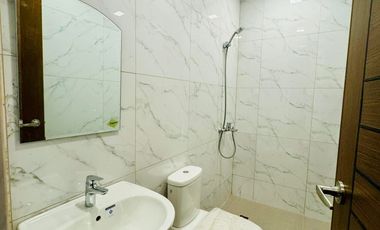 𝐅𝐎𝐑 𝐋𝐄𝐀𝐒𝐄: 𝐌𝐨𝐝𝐞𝐫𝐧 𝟒-𝐁𝐑 𝐓𝐨𝐰𝐧𝐡𝐨𝐮𝐬𝐞 𝐰/ 𝐌𝐚𝐢𝐝𝐬 𝐑𝐨𝐨𝐦 & 𝐂𝐚𝐫 𝐆𝐚𝐫𝐚𝐠𝐞 𝐚𝐭 𝐌𝐚𝐤𝐚𝐭𝐢 𝐂𝐢𝐭𝐲!