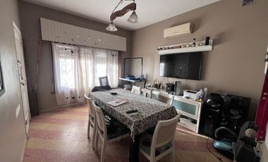CASA 4 AMBIENTES EN VENTA MONTE GRANDE CENTRO