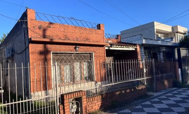 CASA 4 AMBIENTES EN VENTA MONTE GRANDE CENTRO