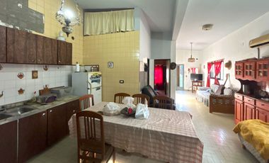Casa con excelente acceso en Lanus Oeste