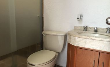 Casa en privada, 4 recámaras, jardín.