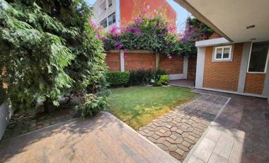 Casa en privada, 4 recámaras, jardín.