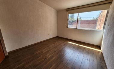 Casa en privada, 4 recámaras, jardín.