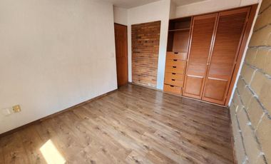 Casa en privada, 4 recámaras, jardín.
