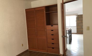 Casa en privada, 4 recámaras, jardín.
