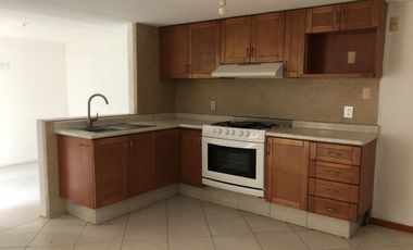 Casa en privada, 4 recámaras, jardín.