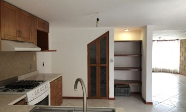 Casa en privada, 4 recámaras, jardín.