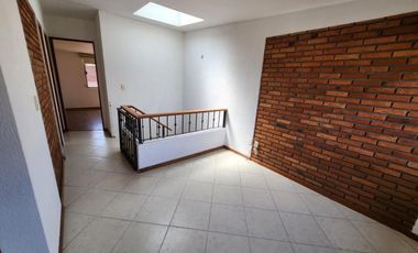 Casa en privada, 4 recámaras, jardín.