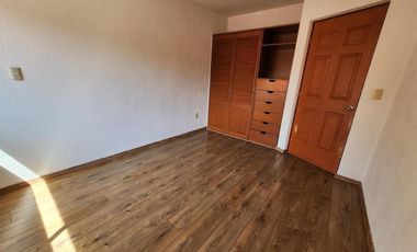 Casa en privada, 4 recámaras, jardín.