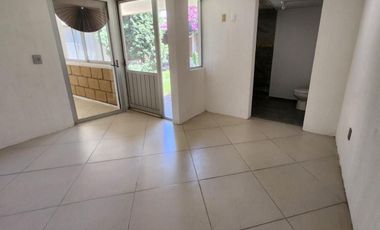 Casa en privada, 4 recámaras, jardín.