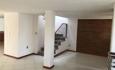 Casa en privada, 4 recámaras, jardín.