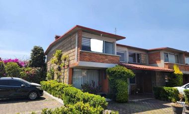 Casa en privada, 4 recámaras, jardín.