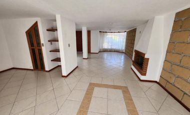 Casa en privada, 4 recámaras, jardín.