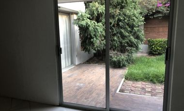 Casa en privada, 4 recámaras, jardín.