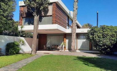 CASA 4 AMBIENTES CON PARQUE, QUINCHO Y PISCINA