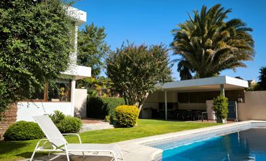 CASA 4 AMBIENTES CON PARQUE, QUINCHO Y PISCINA