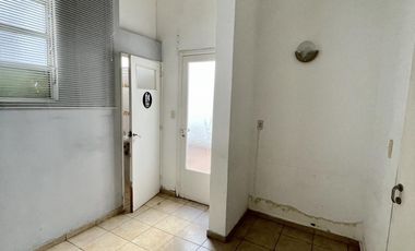 Oficina en PH 3 Ambientes en Planta Baja al Frente con Patio