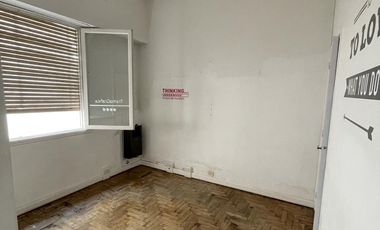 Oficina en PH 3 Ambientes en Planta Baja al Frente con Patio