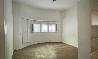 Oficina en PH 3 Ambientes en Planta Baja al Frente con Patio