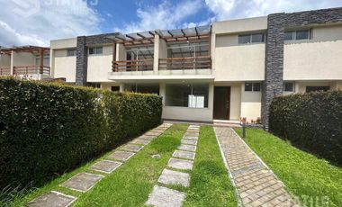Venta de casa Sector La Armenia, cerca del reservorio