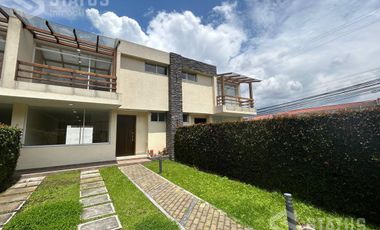 Venta de casa Sector La Armenia, cerca del reservorio