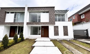 Venta de casa Sector Conocoto, cerca Supermercado Santa María