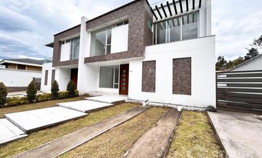 Venta de casa Sector Conocoto, cerca Supermercado Santa María