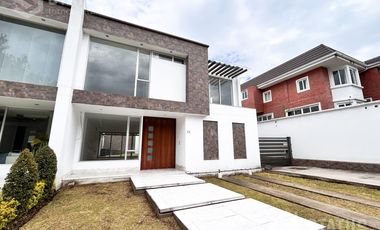 Venta de casa Sector Conocoto, cerca Supermercado Santa María