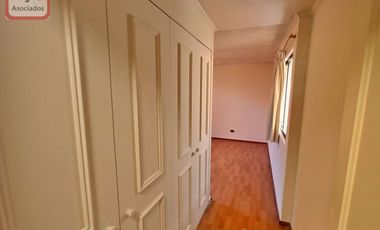 Amplia Casa Familiar de 4D/3B en Condominio, Peñalolén