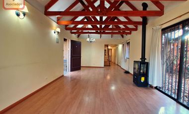 Amplia Casa Familiar de 4D/3B en Condominio, Peñalolén